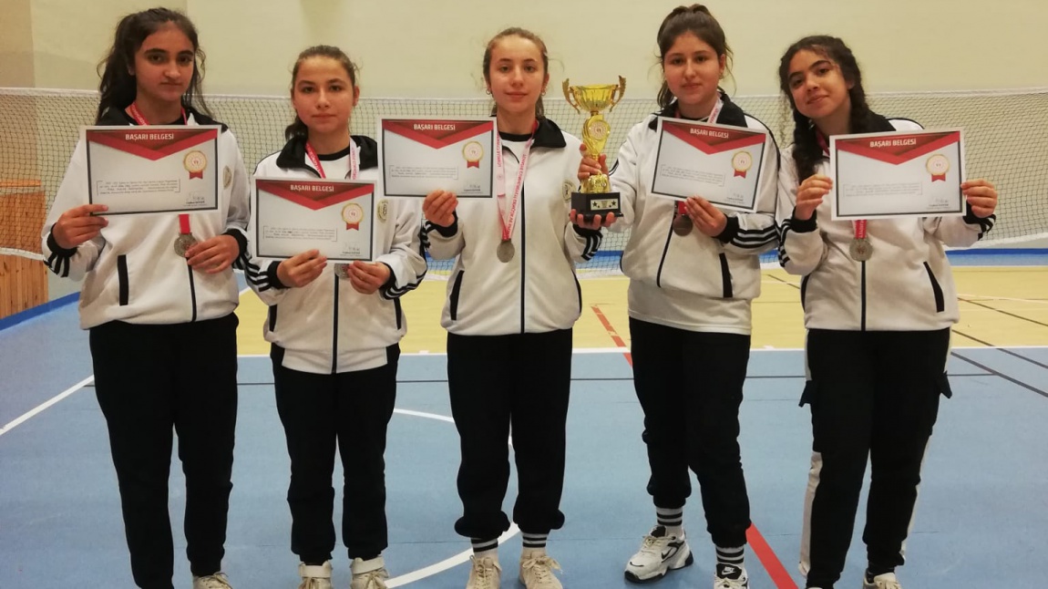 Okulumuz Badminton Yıldız Kız Takımı Karabük il 2.si..